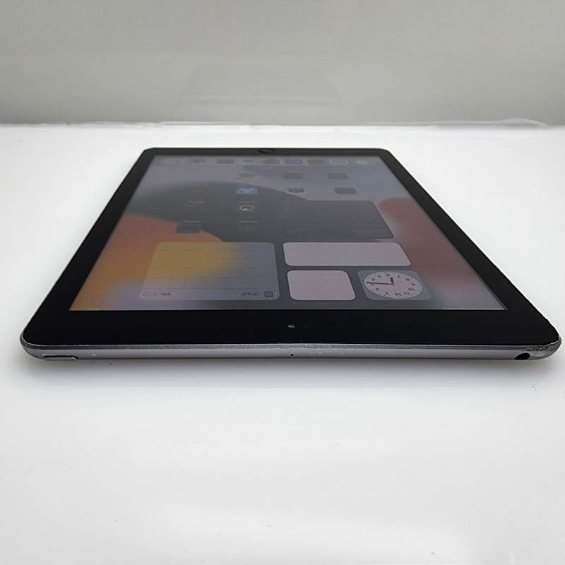 iPad 9.7" 5th Gen 32GB (Wifi Only) No Home Button| No Touch ID Silver