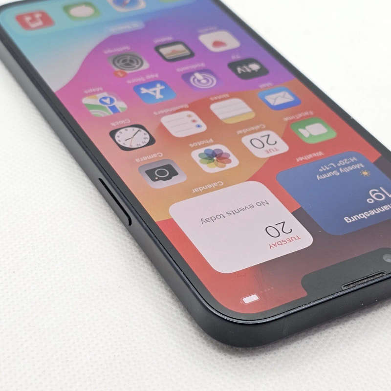 iPhone 13 256GB Midnight (6 Month Warranty) + Screen Protector Bundle Value: R200