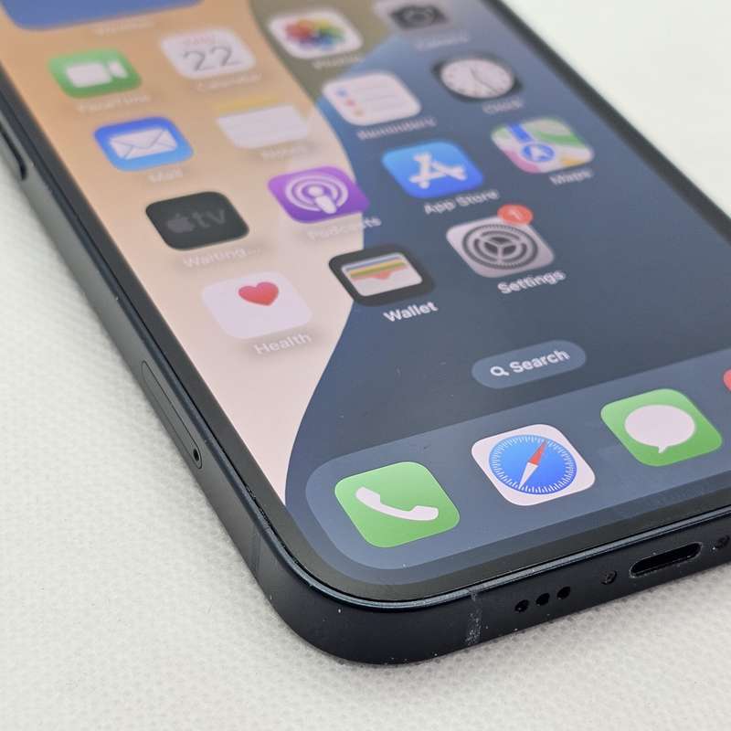 iPhone 13 128GB Midnight (6 Month Warranty) + Screen Protector Bundle Value: R200
