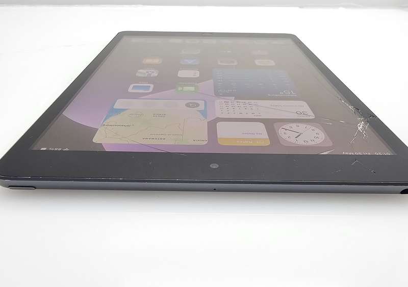 iPad 10.2 9th Gen (WiFi Only) 64GB Cracked Screen Space Gray