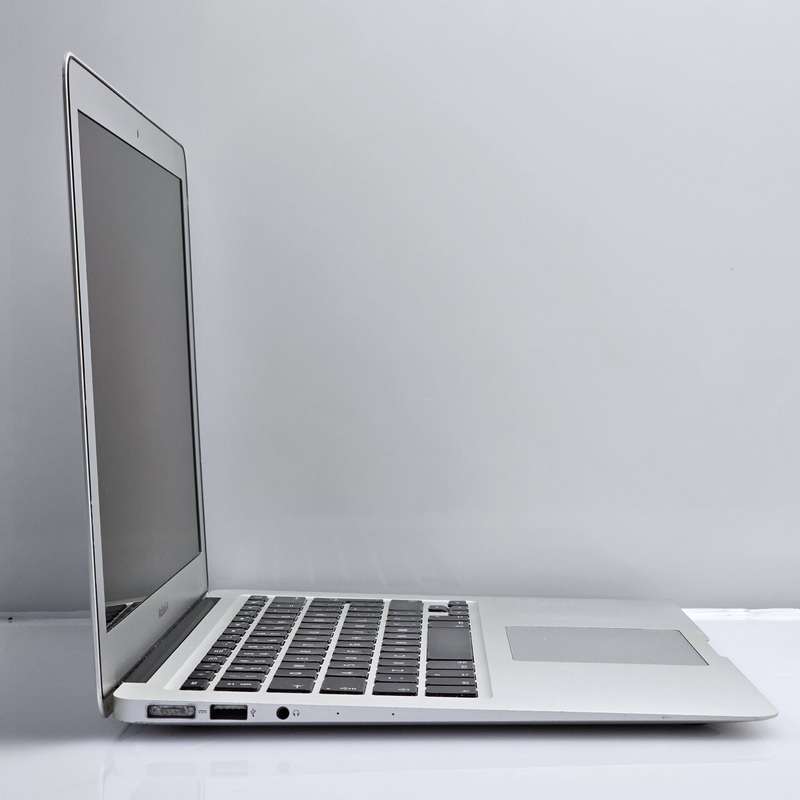 MacBook Air Core i5 13-Inch 1.6 GHz (Mid-2011) 8GB RAM 128GB SSD Faulty Battery And Bright ...