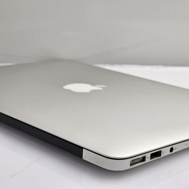 MacBook Air Core i5 13-Inch 1.6 GHz (Mid-2011) 8GB RAM 128GB SSD Faulty Battery And Bright ...