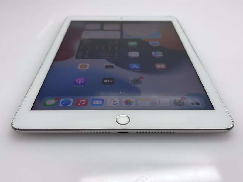 iPad 9.7" 5th Gen 32GB (Wifi/ Cellular) White (3 Month Warranty)