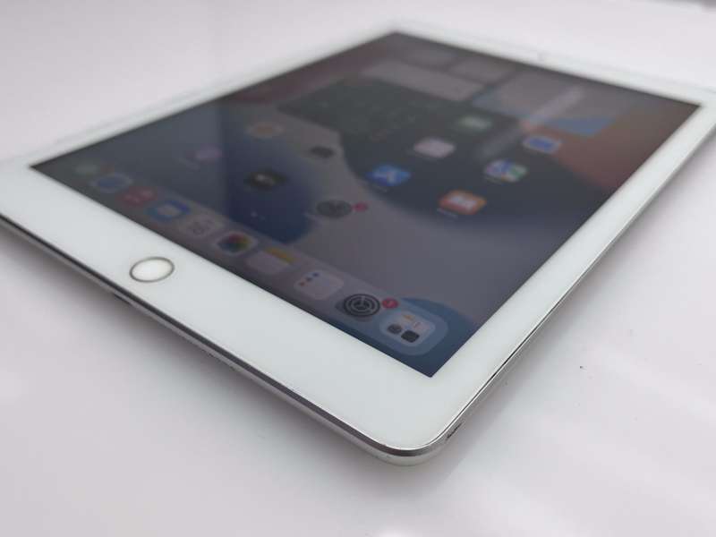 iPad 9.7" 5th Gen 32GB (Wifi/ Cellular) White (3 Month Warranty)