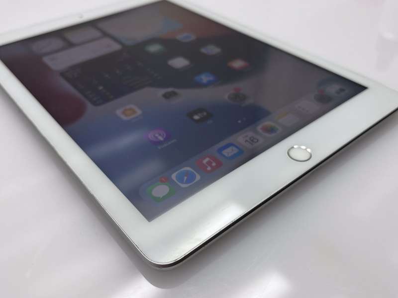 iPad 9.7" 5th Gen 32GB (Wifi/ Cellular) White (3 Month Warranty)