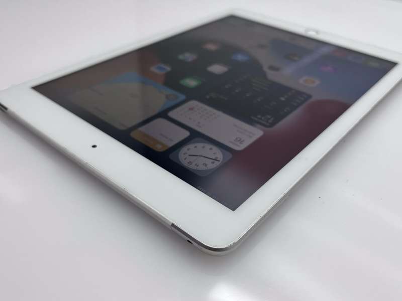 iPad 9.7" 5th Gen 32GB (Wifi/ Cellular) White (3 Month Warranty)