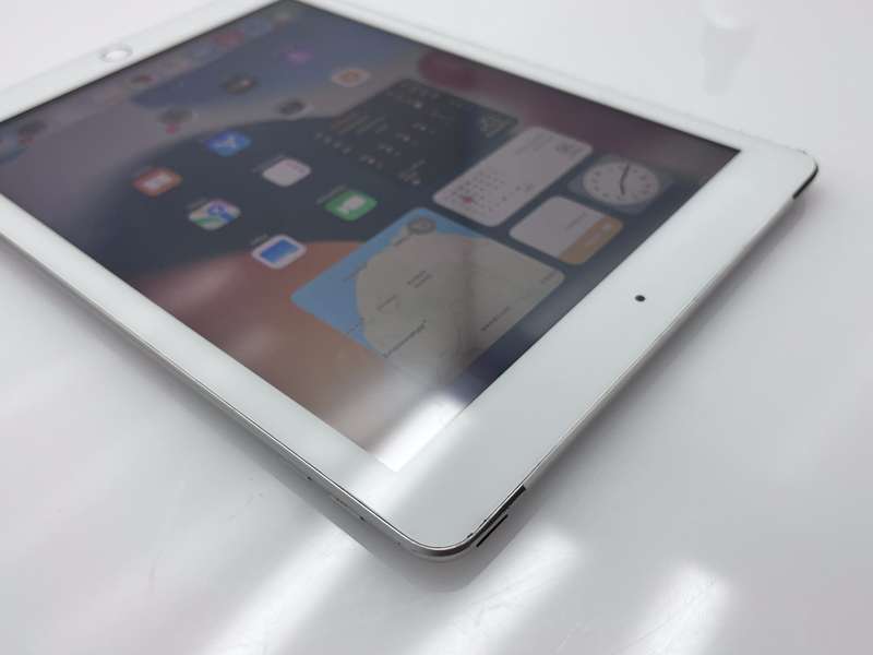 iPad 9.7" 5th Gen 32GB (Wifi/ Cellular) White (3 Month Warranty)