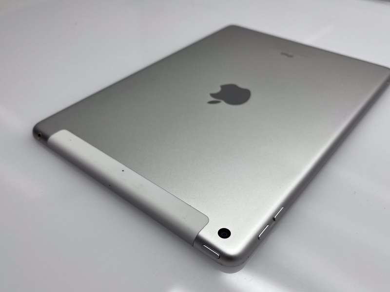 iPad 9.7" 5th Gen 32GB (Wifi/ Cellular) White (3 Month Warranty)
