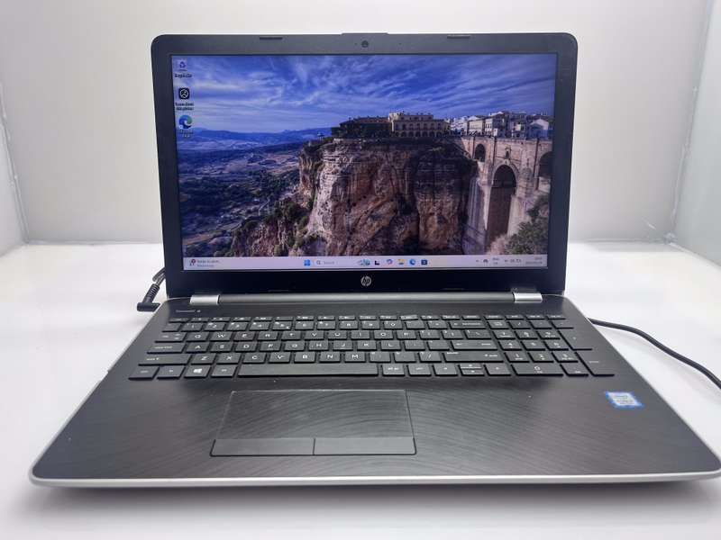 HP 15-bs105ni "Core i5" 8th Gen 8GB RAM 256GB Sata SSD Faulty Battery Silver