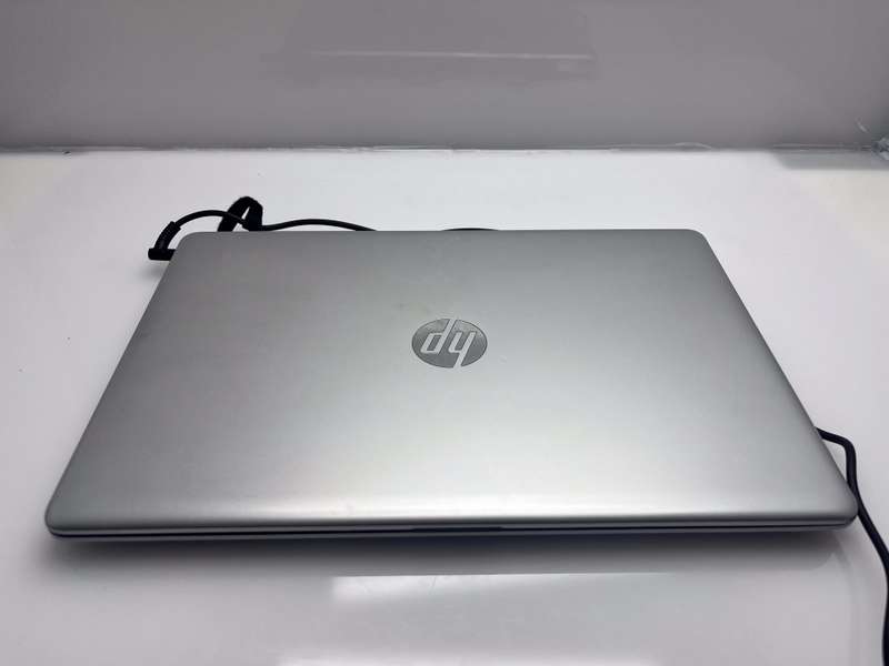 HP 15-bs105ni "Core i5" 8th Gen 8GB RAM 256GB Sata SSD Faulty Battery Silver
