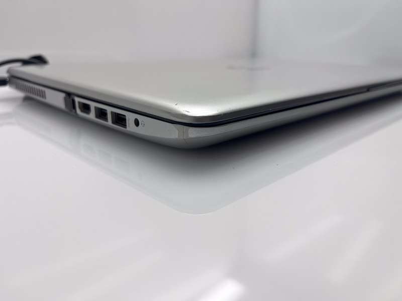 HP 15-bs105ni "Core i5" 8th Gen 8GB RAM 256GB Sata SSD Faulty Battery Silver