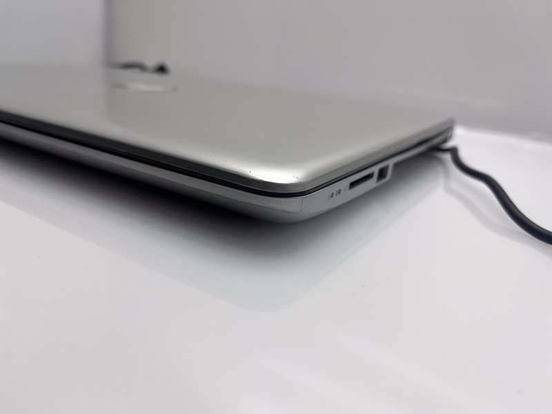 HP 15-bs105ni "Core i5" 8th Gen 8GB RAM 256GB Sata SSD Faulty Battery Silver