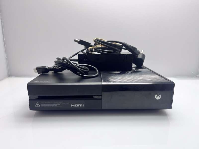 Xbox One 500GB Black + HDMI Cable + Charging Cable