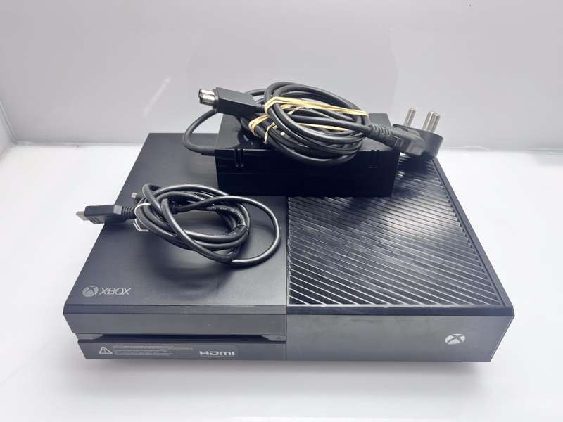 Xbox One 500GB Black + HDMI Cable + Charging Cable