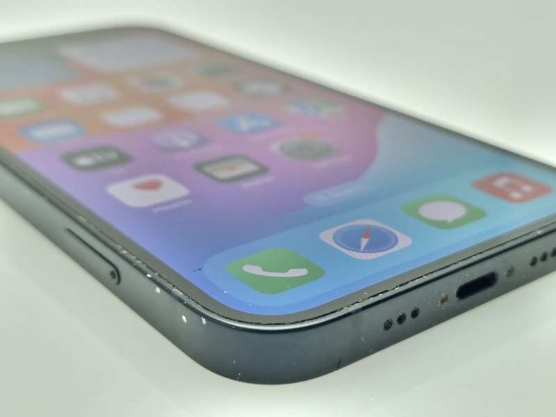 iPhone 13 128GB Midnight (6 Month Warranty) + Screen Protector Bundle Value: R200