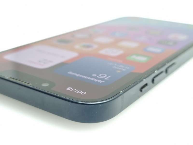 iPhone 13 128GB Midnight (6 Month Warranty) + Screen Protector Bundle Value: R200