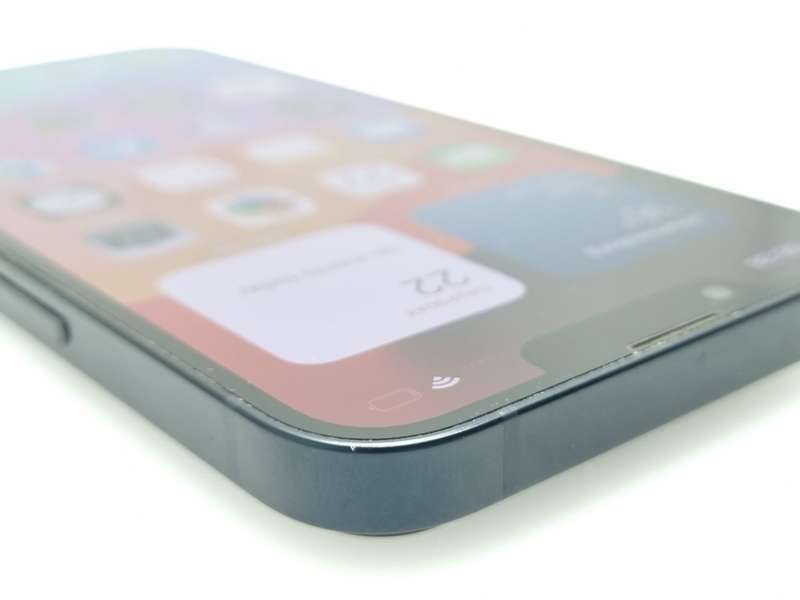 iPhone 13 128GB Midnight (6 Month Warranty) + Screen Protector Bundle Value: R200