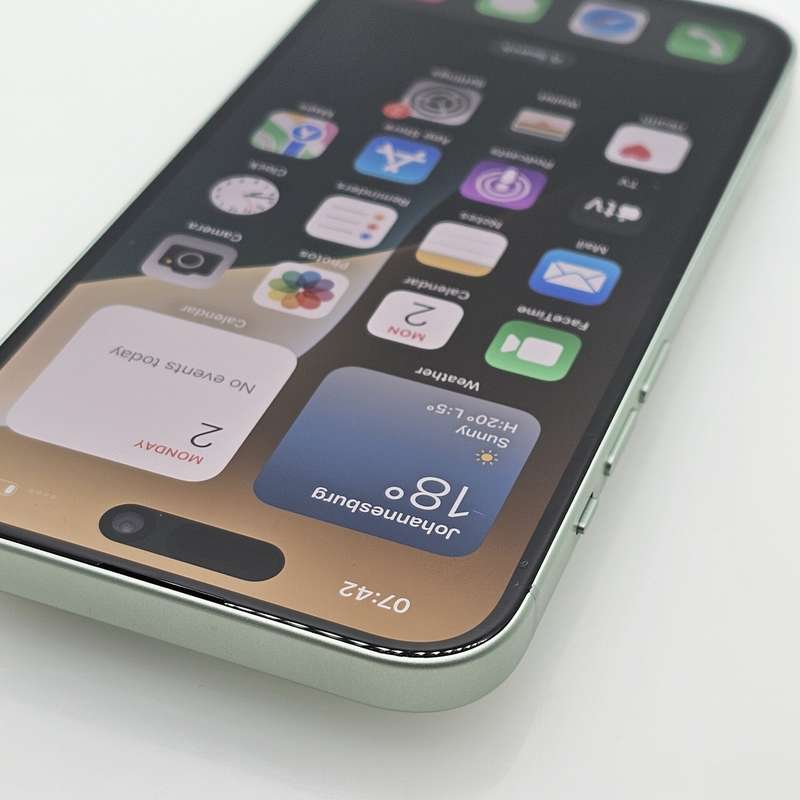 iPhone 15 128GB Green (12 Month Warranty) + Screen Protector Bundle Value: R200