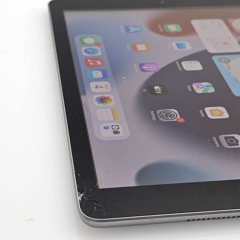 iPad 9.7" 6th Gen 32GB (WiFi Only) Cracked Screen Space Gray