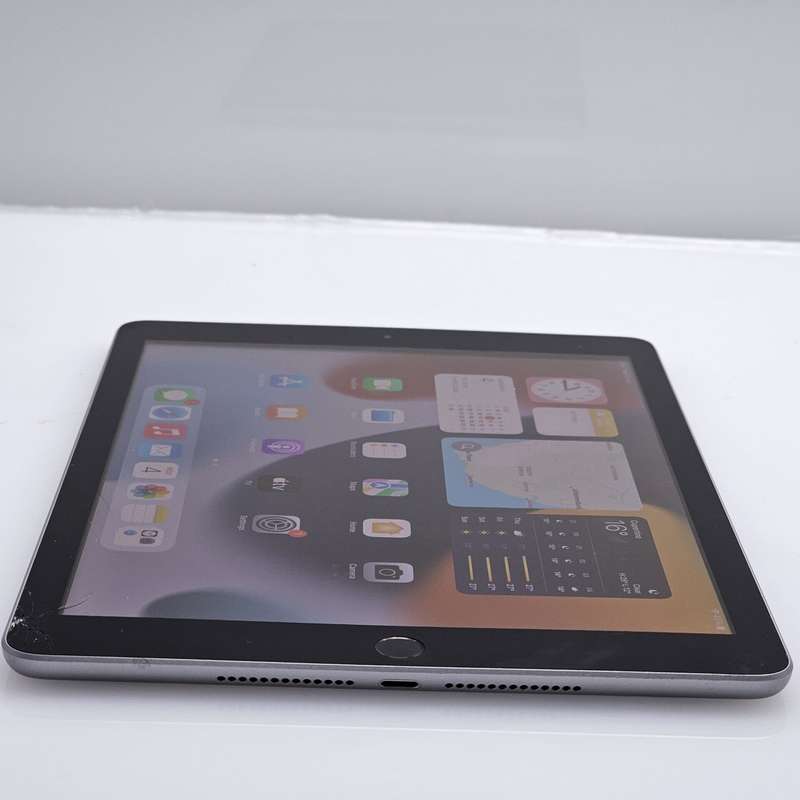 iPad 9.7" 6th Gen 32GB (WiFi Only) Cracked Screen Space Gray
