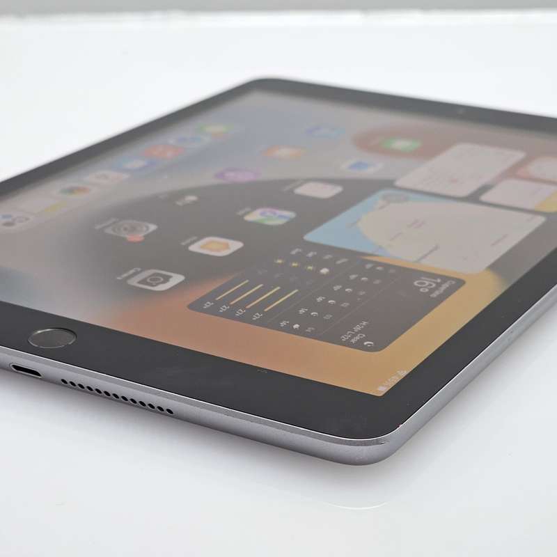 iPad 9.7" 6th Gen 32GB (WiFi Only) Cracked Screen Space Gray