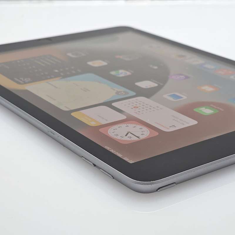 iPad 9.7" 6th Gen 32GB (WiFi Only) Cracked Screen Space Gray