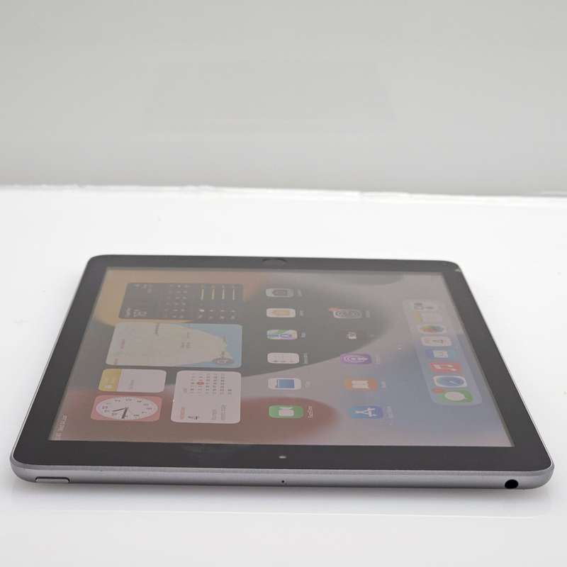 iPad 9.7" 6th Gen 32GB (WiFi Only) Cracked Screen Space Gray