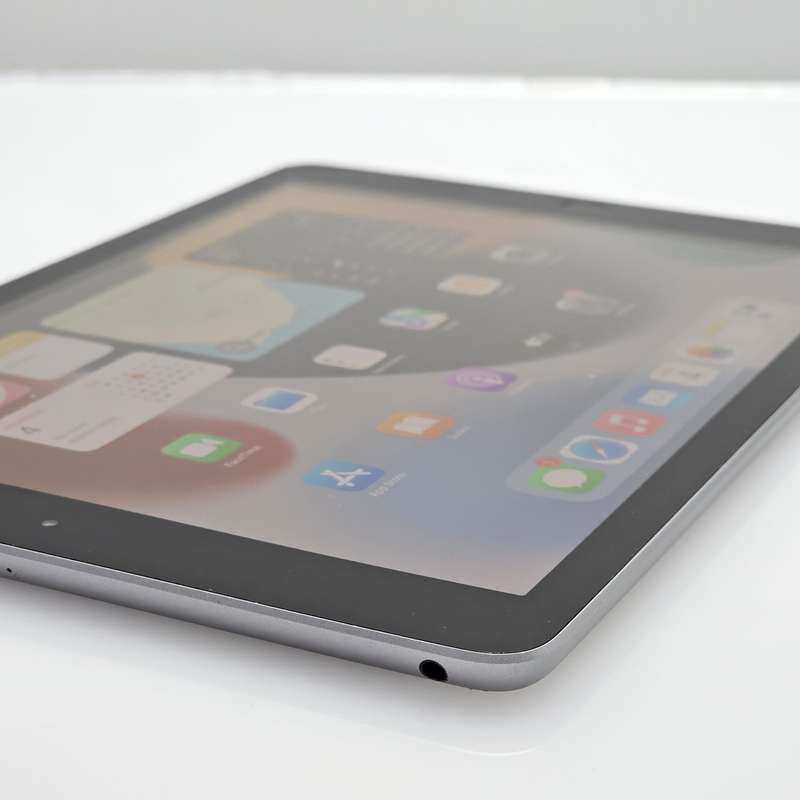 iPad 9.7" 6th Gen 32GB (WiFi Only) Cracked Screen Space Gray