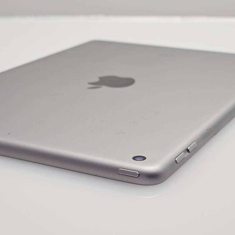 iPad 9.7" 6th Gen 32GB (WiFi Only) Cracked Screen Space Gray
