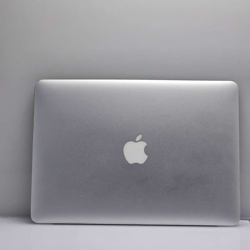 MacBook Air 13-Inch Core i5 1.60GHz 8GB RAM 128GB SSD (Early 2015) Bright Spots Silver