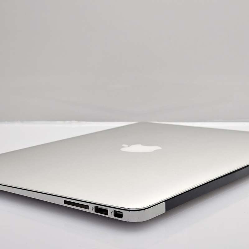 MacBook Air 13-Inch Core i5 1.60GHz 8GB RAM 128GB SSD (Early 2015) Bright Spots Silver
