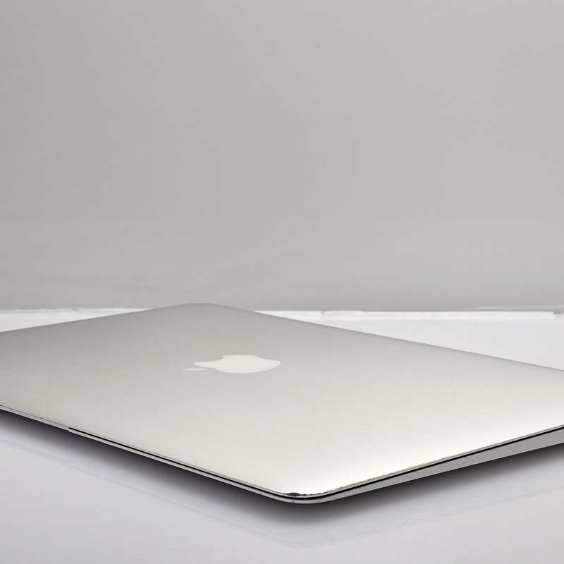 MacBook Air 13-Inch Core i5 1.60GHz 8GB RAM 128GB SSD (Early 2015) Bright Spots Silver