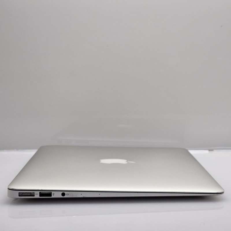 MacBook Air 13-Inch Core i5 1.60GHz 8GB RAM 128GB SSD (Early 2015) Bright Spots Silver