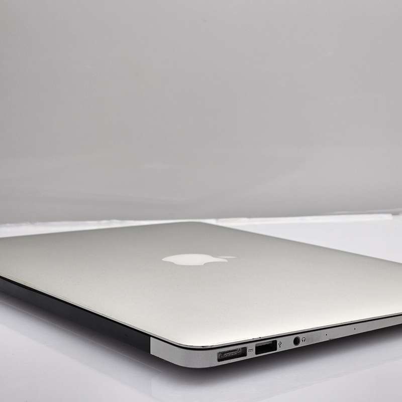MacBook Air 13-Inch Core i5 1.60GHz 8GB RAM 128GB SSD (Early 2015) Bright Spots Silver