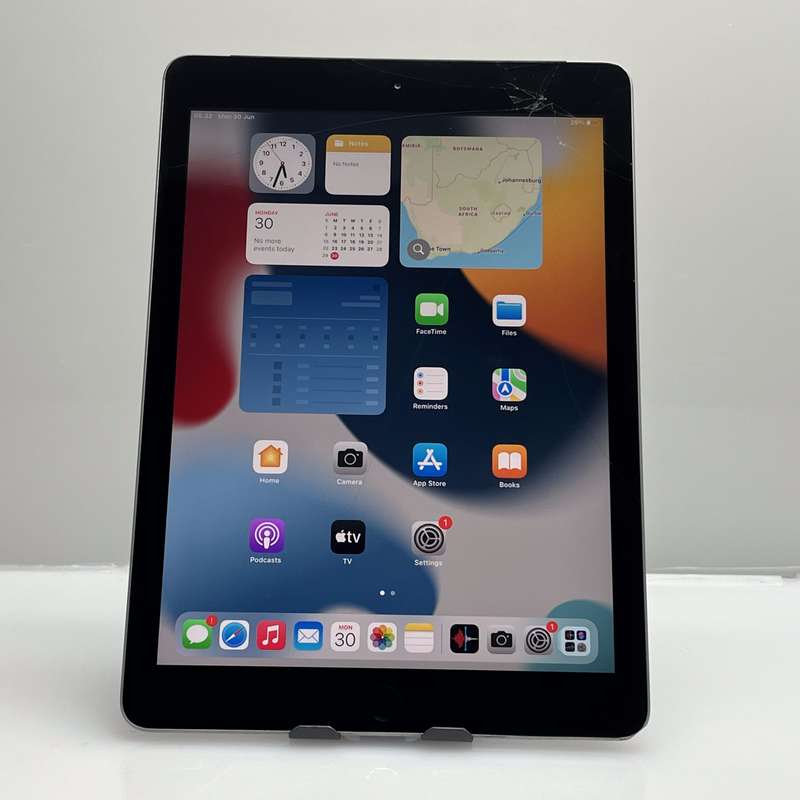 iPad 9.7 5th Gen (WiFi/Cellular) 128GB Space Gray - Cracked Screen