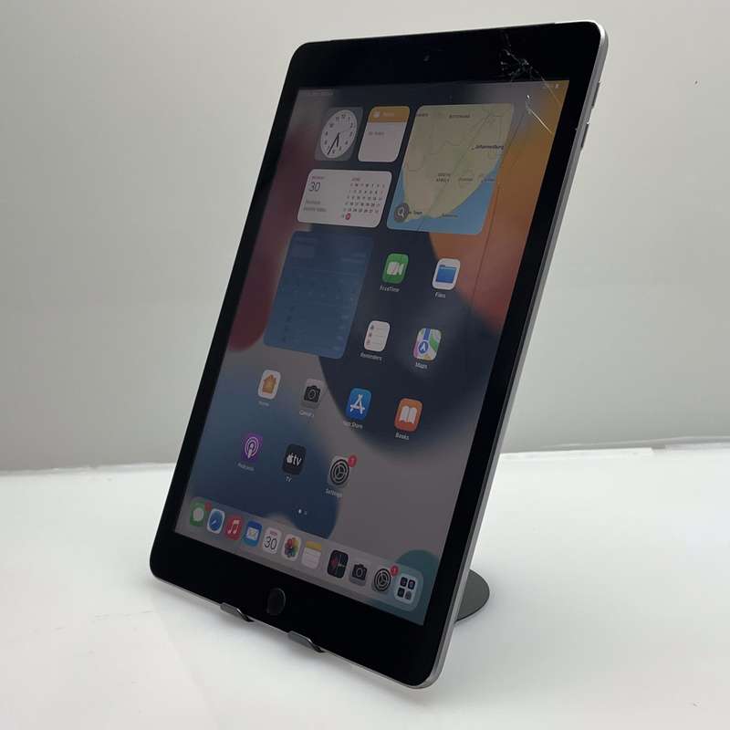 iPad 9.7 5th Gen (WiFi/Cellular) 128GB Space Gray - Cracked Screen