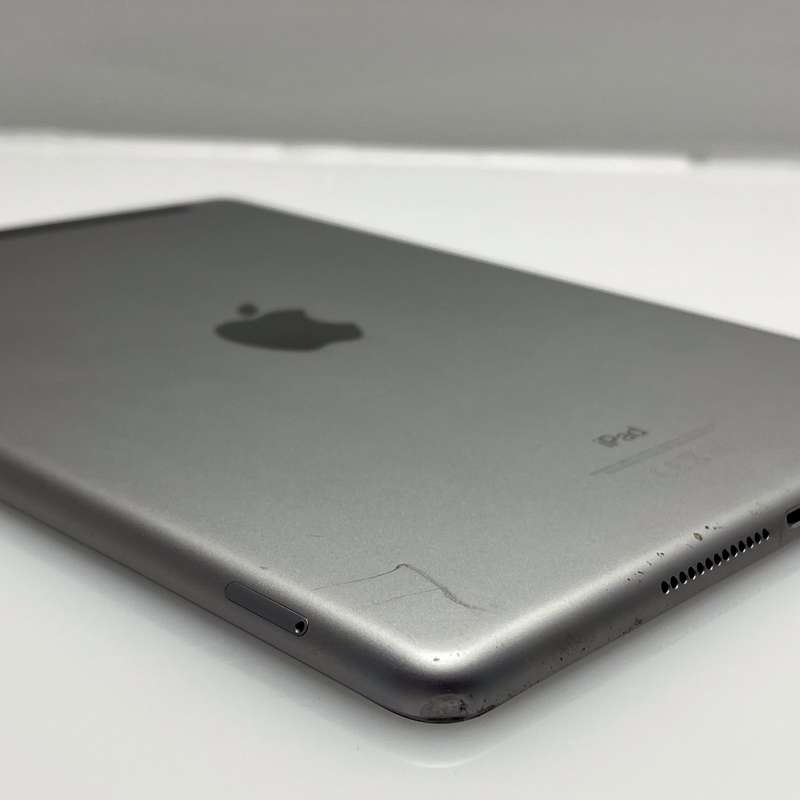 iPad 9.7 5th Gen (WiFi/Cellular) 128GB Space Gray - Cracked Screen