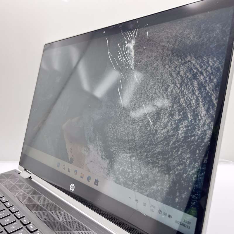 HP Pavillion 15-cr001 ni 16GB RAM 256GB SSD and 1TB HHD Cracked Screen Silver