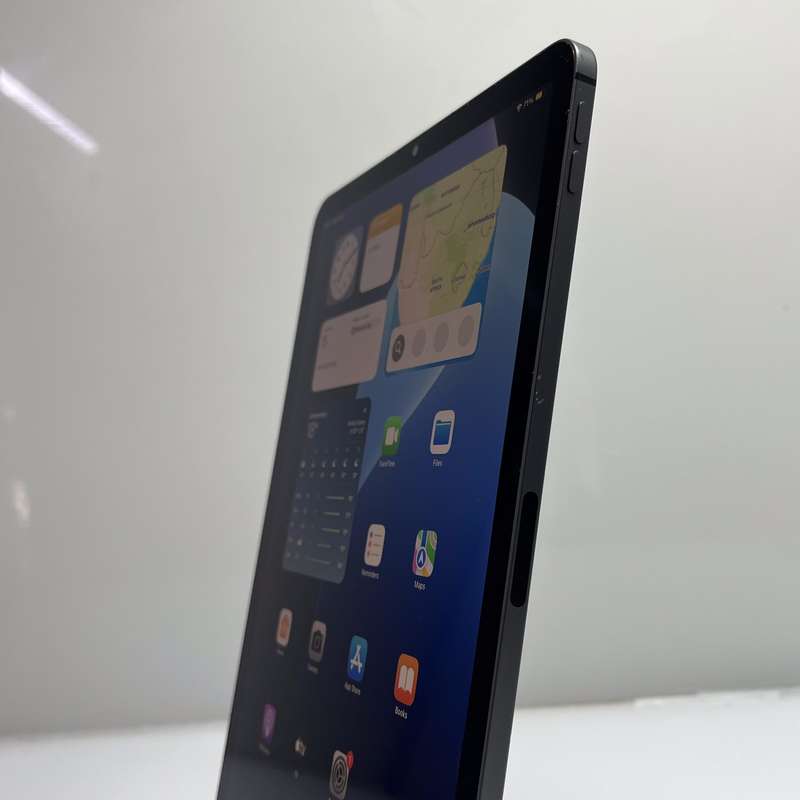 Apple iPad Air 5th Gen 256GB (Wifi/Cellular) Space Grey (6 Month Warranty) - Damaged Casing
