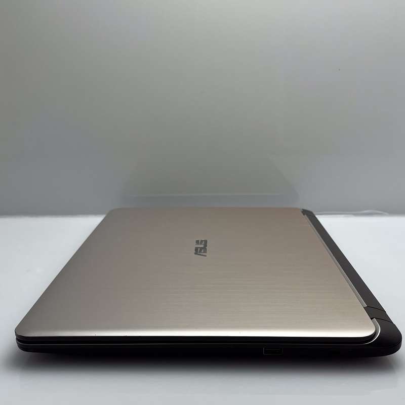 Asus X507U 6th Gen "Core i3" 2.00GHz 8GB RAM 1TB HDD Icicle Gold - Minor Bright Spots