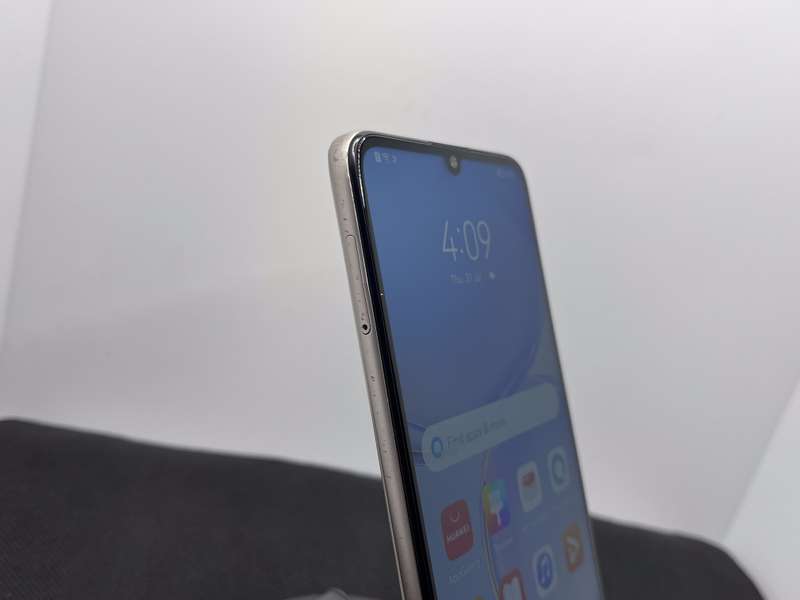 Huawei Nova Y71 128GB Dual Sim Gold - Cracked Camera