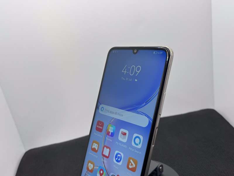 Huawei Nova Y71 128GB Dual Sim Gold - Cracked Camera