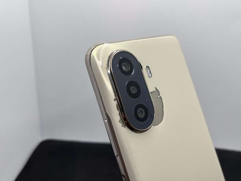 Huawei Nova Y71 128GB Dual Sim Gold - Cracked Camera