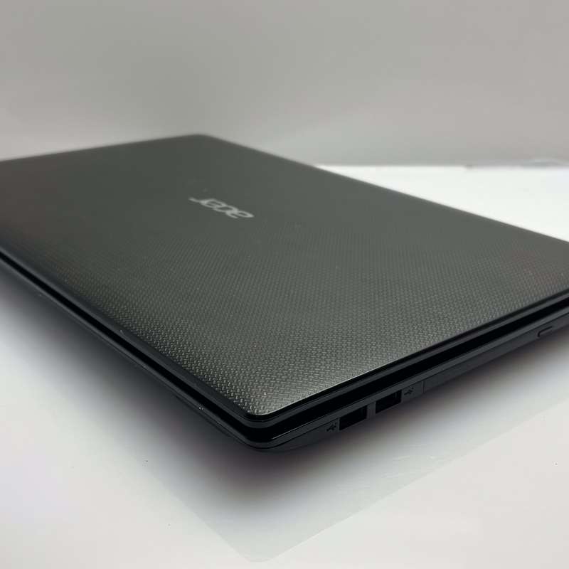 Acer Aspire 5742 "Core i5" 2.67 GHz 8GB RAM 128GB SSD Black - Bright Spots And Faulty Battery