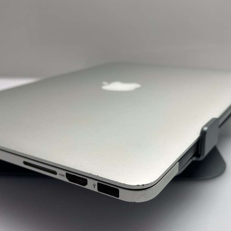 Apple MacBook Pro 13-Inch Core i5 2.70GHz (Early 2015) 8GB RAM 256GB SSD Silver