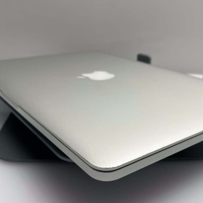 Apple MacBook Pro 13-Inch Core i5 2.70GHz (Early 2015) 8GB RAM 256GB SSD Silver