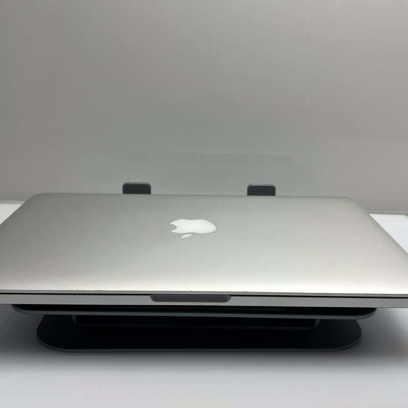 Apple MacBook Pro 13-Inch Core i5 2.70GHz (Early 2015) 8GB RAM 256GB SSD Silver