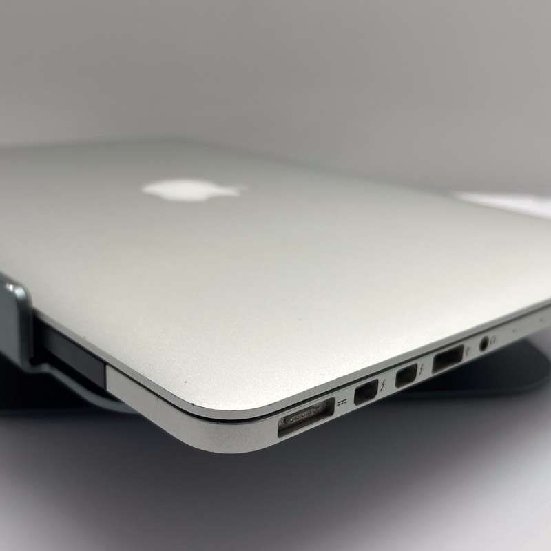 Apple MacBook Pro 13-Inch Core i5 2.70GHz (Early 2015) 8GB RAM 256GB SSD Silver