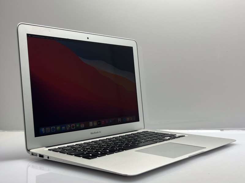Apple MacBook Air 13-inch "Core i5" 1.6GHz (Early 2015) 8GB RAM 128GB SDD Silver
