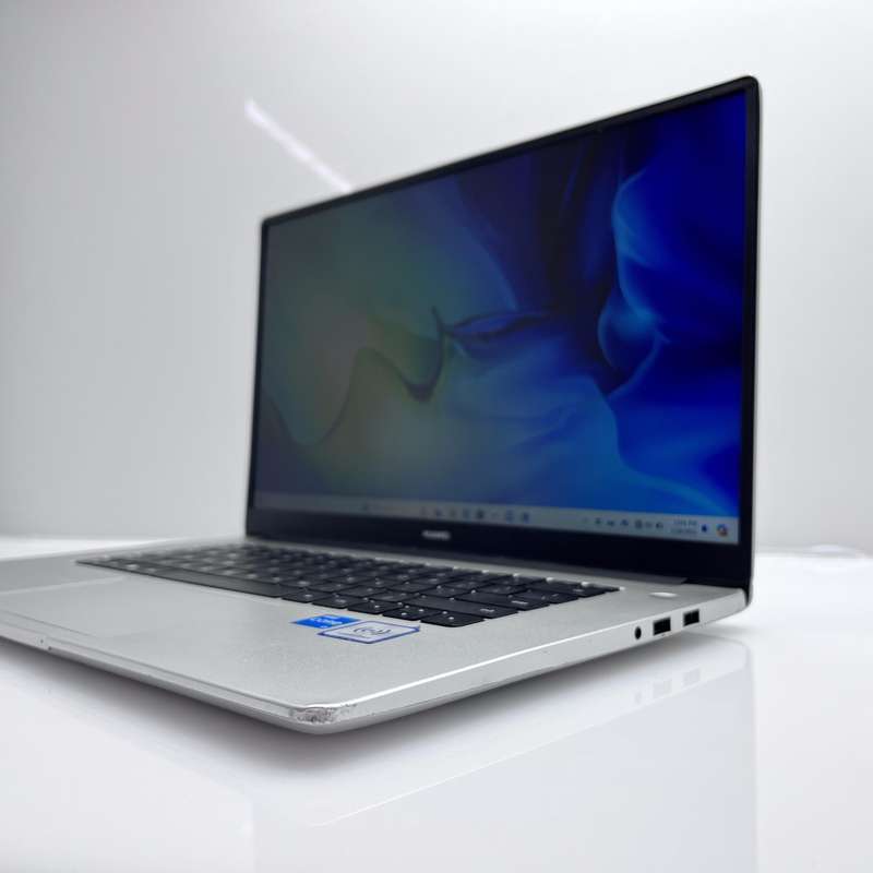 Huawei MateBook D15 "Core i3" 8GB RAM 256GB SSD Silver - Minor Bright Spot